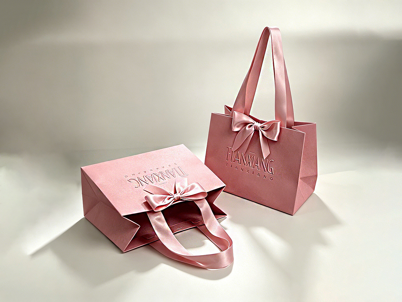 High-quality Custom-designed Luxurious Embossed Craftsmanship Solid-colored Bow-shaped Gift Bag With Silk Handle