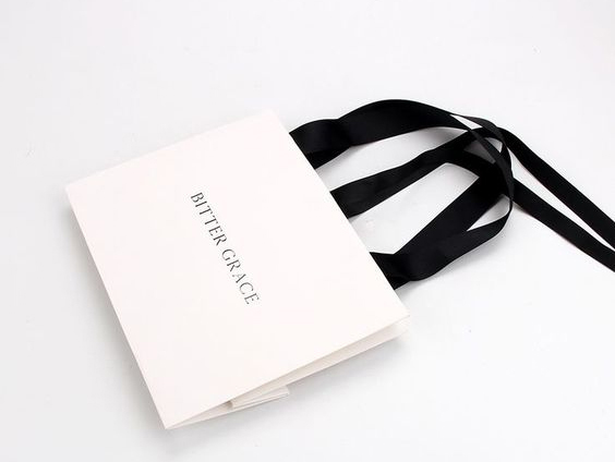 Kitapo vita amin'ny taratasy mihaja vita pirinty miaraka amin'ny tahony ribbon
